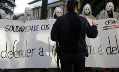 Miembros del grupo Ceivar, a las puertas el colegio en el que ha votado Feijóo.