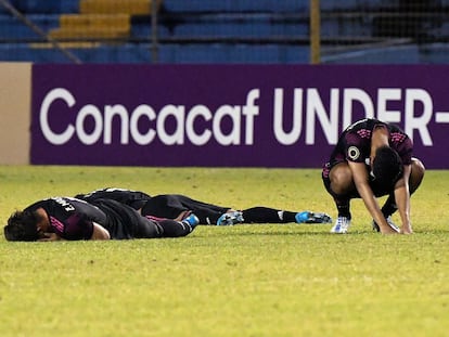 Los jugadores mexicanos lamentan su eliminación frente a Guatemala, este miércoles.