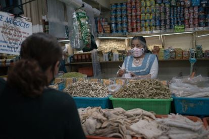 Una vendedora atiende a un cliente en un mercado en Toluca, en el Estado de México, el 9 de agosto de 2022.