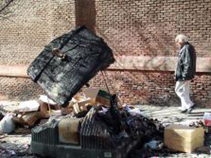 Contenedor de reciclaje quemado en la calle Montele&oacute;n, en Madrid