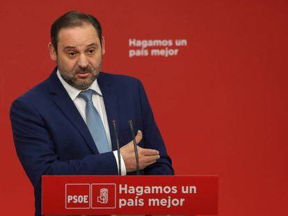  El secretario de Organización del PSOE, José Luis Ábalos, durante a rueda de prensa ofrecida hoy en la sede socialista de la calle Ferraz.