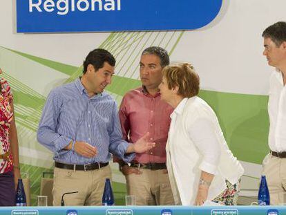 Moreno charla con Celia Villalobos en presencia de L&oacute;pez Gabarro, Bendodo y Carlos Rojas.