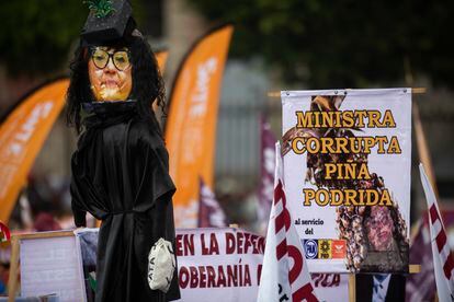 Un muñeco con la imagen de la ministra presidenta Norma Piña en la concentración en el zócalo capitalino, el pasado 18 de marzo.