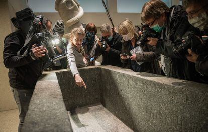 Friederike Seyfried, directora del Museo Egipcio de Berlín señala el daño causado por un líquido en las exhibiciones del Neues Museum el 21 de octubre de 2020.