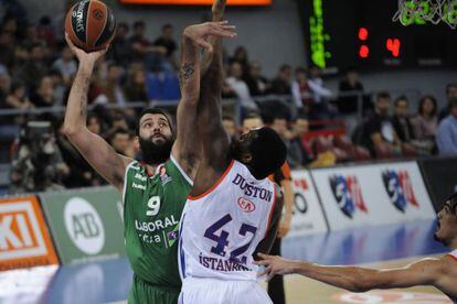 Borousis intenta lanzar ante Duston.