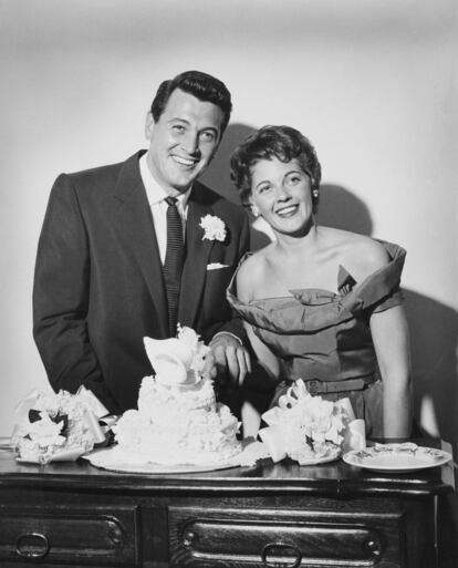 El actor Rock Hudson y la decoradora Phyllis Gates en su boda celebrada en Santa Barbara (California) el 9 de noviembre de 1955.
