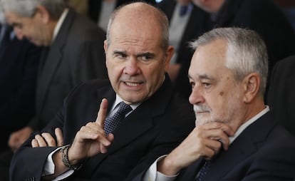 Los expresidentes socialistas Manuel Chaves y José Antonio Griñán, en la sala de la Audiencia de Sevilla, en enero de 2017.