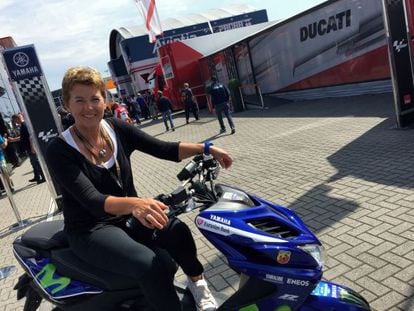 Mar&iacute;a Guerrero, madre de Jorge Lorenzo, a las puertas del hospitality de Yamaha en el circuito de Assen.