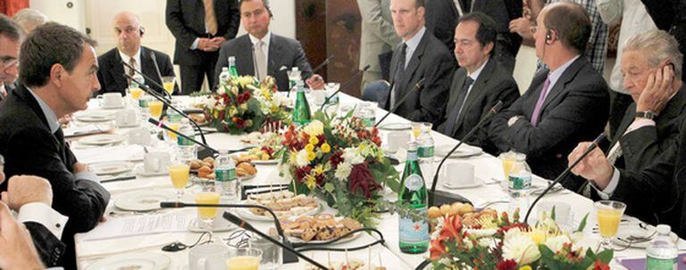 Zapatero en su reunión con directores de fondos de inversión de EE UU, entre elllos George Soros (d).
