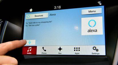 Amazon quiere llevar Alexa en las empresas. En la foto en un coche de Ford.