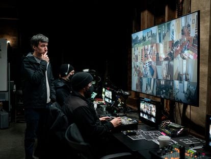 Nathan Fielder supervisando la casa de Angela en un momento de 'Los ensayos'.