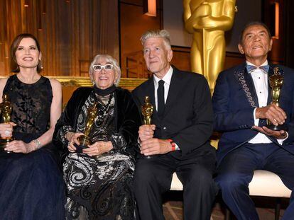 De izquierda a derecha, Geena Davis, Lina Wertmuller, David Lynch y Wes Studi, tras recibir los Oscar honoríficos.