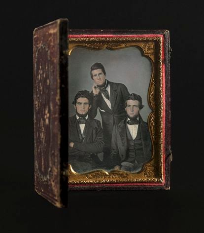 'Retrato de tres hombres', de autor desconocido, 1850-1855, daguerrotipo del CRDI de Girona de la colección Ángel Fuentes.