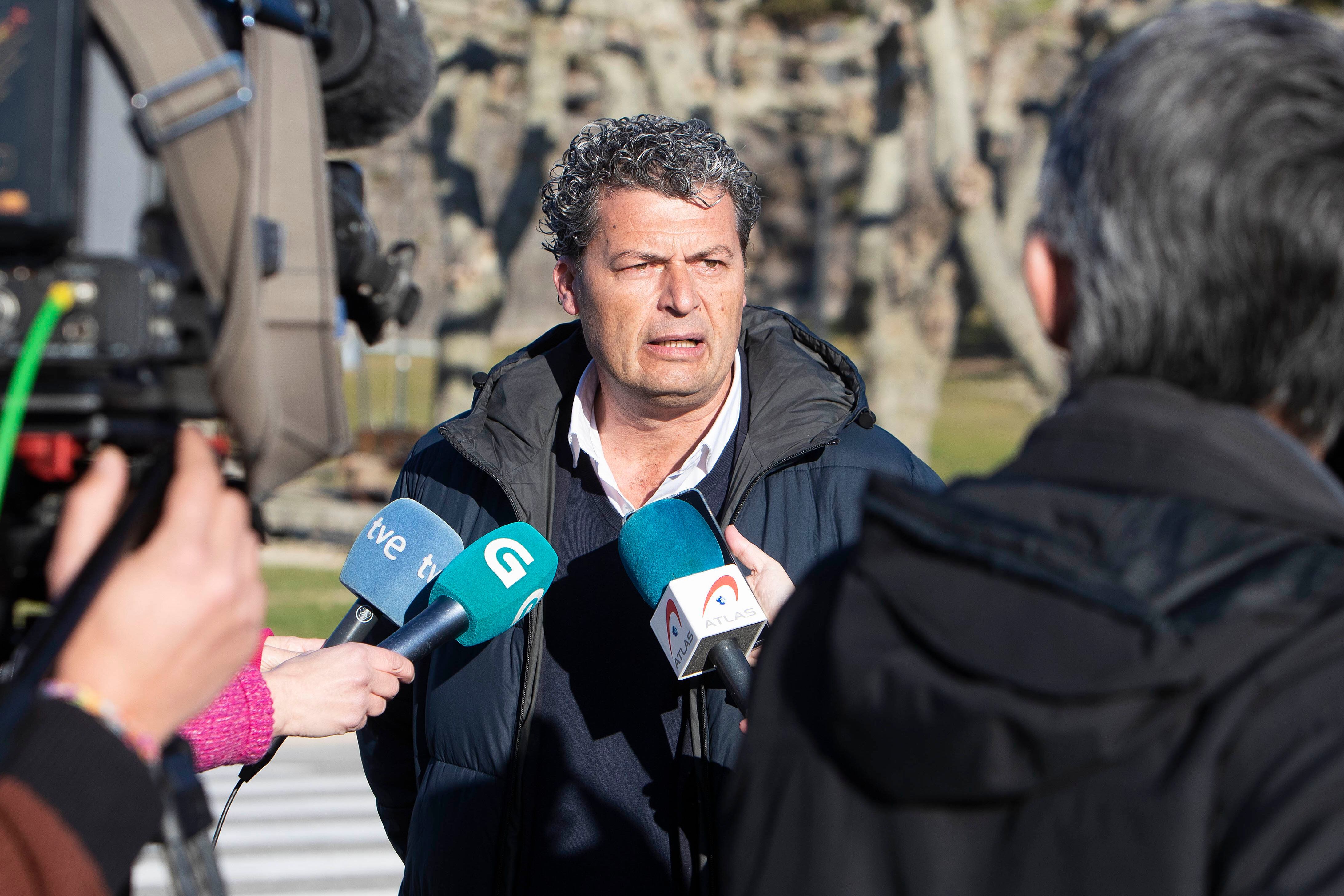 El alcalde de Baiona, Carlos Gómez, atiende a los medios tras el suceso.