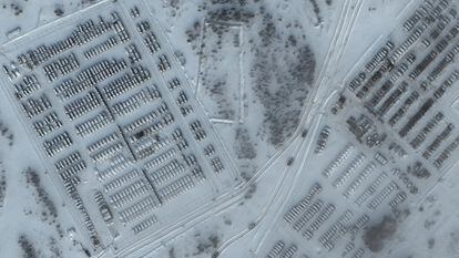 Imagen satelital del 19 de enero de 2021 del despliegue de cientos de tanques, lanzaderas y vehículos militares en la localidad rusa de Yelnya, a 260 kilómetros de Ucrania.