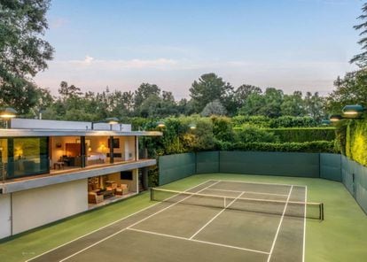 La gran pista de tenis fue, junto a la casa de invitados, parte de la reforma que hicieron Brad Pitt y Jennifer Aniston tras adquirir la propiedad en 2001.
