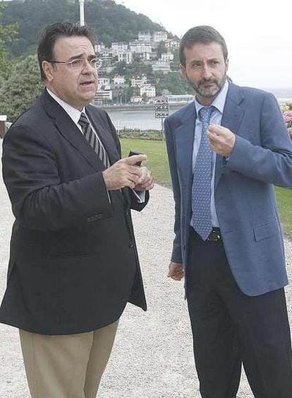 Imaz (derecha) y el presidente de Enagas, Antonio Llardén.