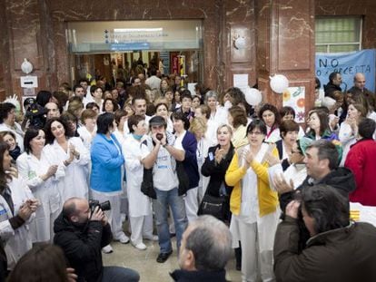 Los empleados del hospital barcelonés del Vall d'Hebron, durante su protesta en el vestíbulo del centro por la gestión de la sanidad catalana.