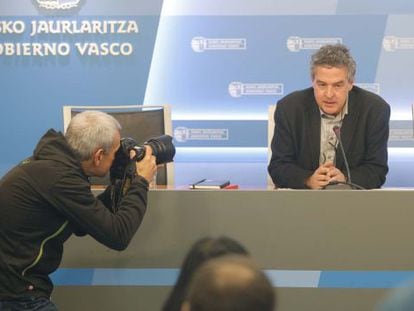 El viceconsejero de Cultura del Gobierno vasco, Joxean Mu&ntilde;oz, durante la rueda de prensa que ha ofrecido este mi&eacute;rcoles en San Sebasti&aacute;n.