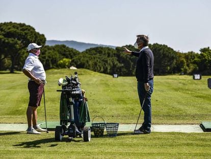 Dos jugadors amb mascareta, aquest dilluns al camp de golf del Club d'Aro.