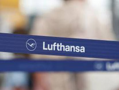 Logo de Lufthansa en el aeropuerto de Munich.