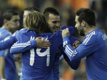 Jes&eacute; celebra su gol con Modric y Carvajal. 