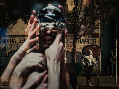 Panel con fotos históricas de baloncesto instalado en la plaza Pompeu Fabra, en el centro de Badalona.