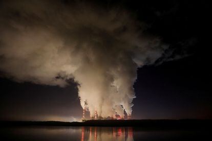 Columnas de humo saliendo de la central eléctrica de Belchatow (Polonia), la mayor de carbón de la UE.