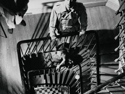 Robert Mitchum, en un fotograma de 'Intriga extranjera', de Sheldon Reynolds.
