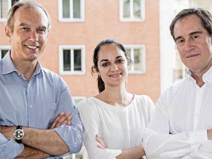Nico Goulet y Alberto G&oacute;mez, socios fundadores de Adara Ventures, junto a Roc&iacute;o Pillado, nueva socia de la firma.