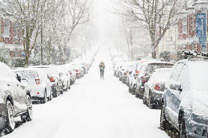 Un hombre camina por la nieve en Muswell Hill, Londres, Reino Unido. Algunas partes del país han sufrido heladas debido a que el aire procedente del Ártico.