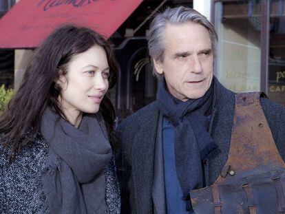 Olga Kurylenko y Jeremy Irons, en &#039;La correspondencia&#039;.