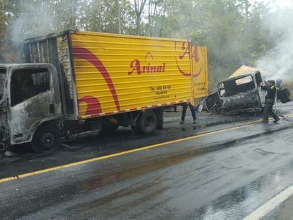 Un camión quemado tras las protestas del paro minero, en el Bajo Cauca, el 11 de marzo de 2023.