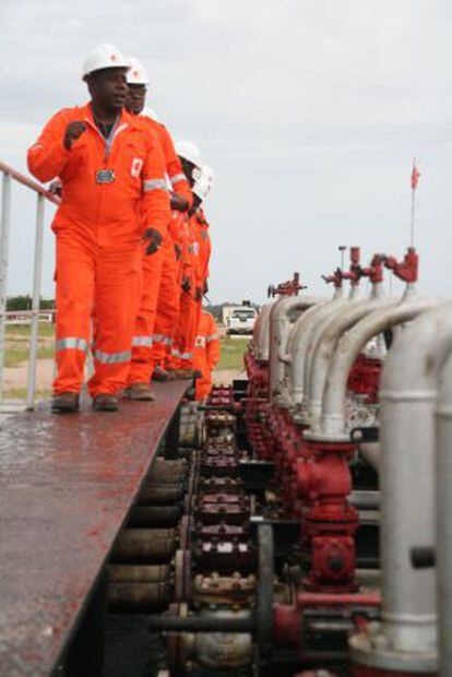 Trabajadores de Sonangol, la petrolera estatal angole&ntilde;a, en una instalaci&oacute;n de la empresa.