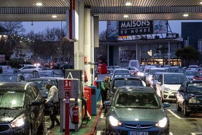 Fila de vehículos para repostar en una gasolinera de bajo coste, en un área comercial de Alcorcón (Madrid).