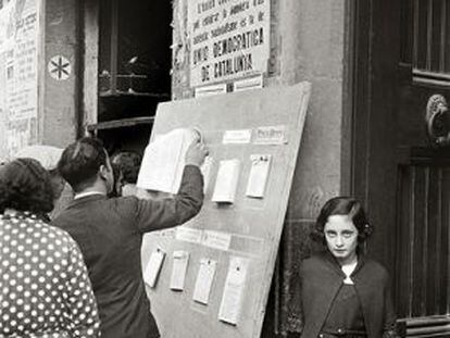 Votaci&oacute; en un col&middot;legi electoral de Barcelona el 1933