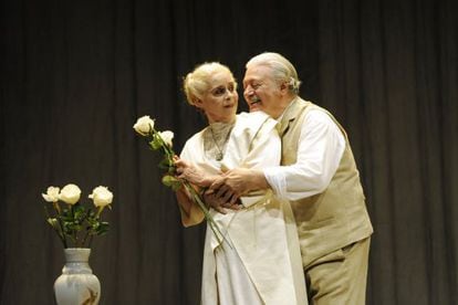 Vicky Peña y Mario Gas, en una escena de 'El largo viaje del día hacia la noche'.