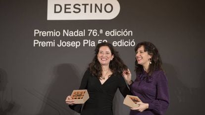 Ana Merino (a la izquierda) y Laia Aguilar, en la entrega de los Premios Nadal y Josep Pla, el lunes en Barcelona. En vídeo, discurso de Merino.