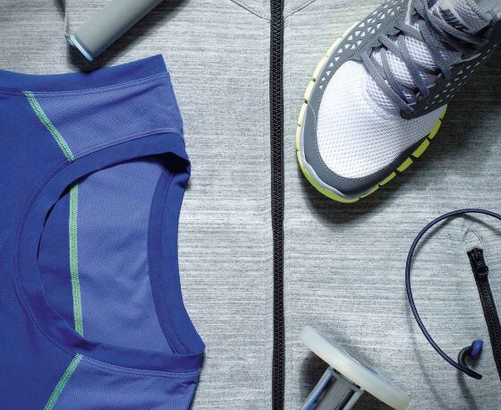 Sobre una sudadera Nike, camiseta Calvin Klein, mancuerna Technogym, auriculares Sennheiser para El Corte Inglés y zapatilla Nike.