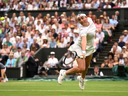 Ons Jabeur devuelve la pelota durante la semifinal contra Sabalenka.