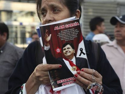 Una mujer con una imagen del expresidente peruano Alan Gracía.