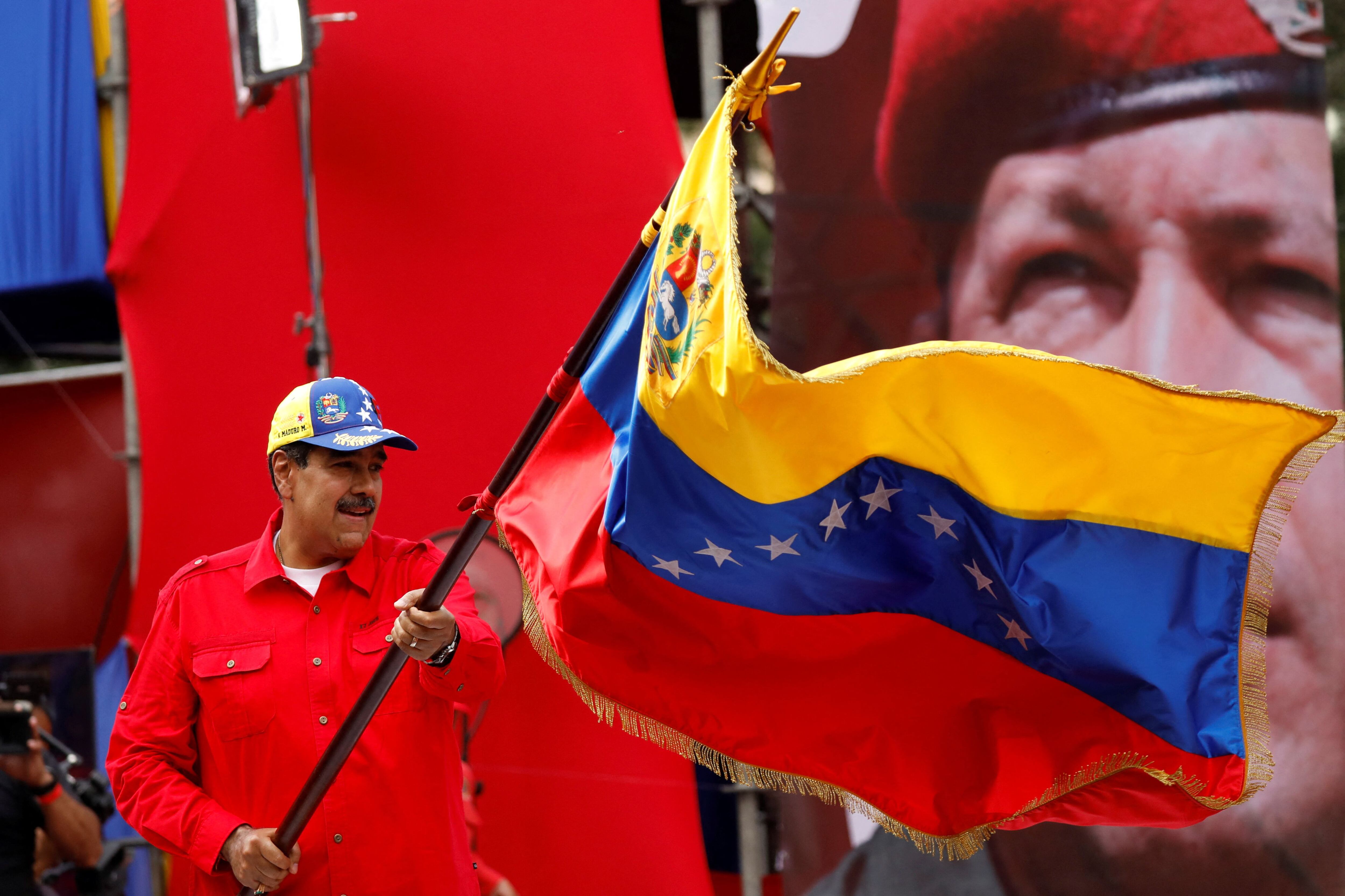 Nicolás Maduro ondea una bandera durante una manifestación para conmemorar el aniversario del intento de golpe inicial del difunto presidente venezolano Hugo Chávez en 1992.