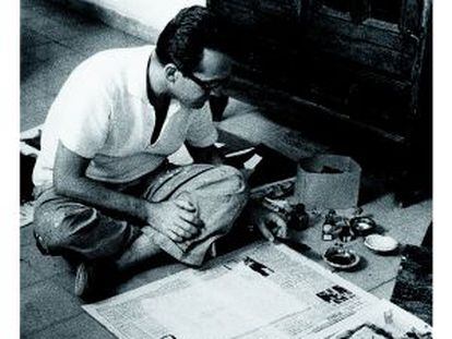 Rueda prepara uno de sus collages en su estudio en 1962.