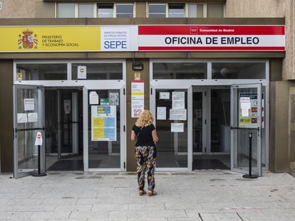 Una mujer a las puertas de una oficina del SEPE de Madrid, el pasado 2 de septiembre.