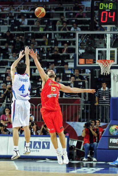 Teodosic lanza, pese a la oposición de Garbajosa, el triple certero que noqueó a España.