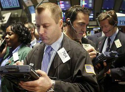 Agentes de Bolsa hoy en Wall Street.- Los inversores reciben las malas noticias una tras otra y las bolsas siguen sin encontrar la vía de la recuperación