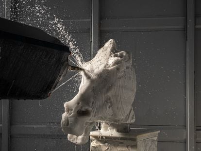 Un robot en Carrara (Italia) talla el mármol para obtener la réplica de la cabeza de caballo de Selene
