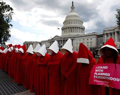 Decenas de mujeres se reunieron en junio frente al Capitolio (Washington) para protestar contra la cancelación de los fondos de Planned Parenthood.