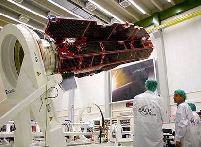 El satélite <i>Goce,</i> durante las pruebas finales antes de su traslado al cosmódromo ruso de Plesetsk.