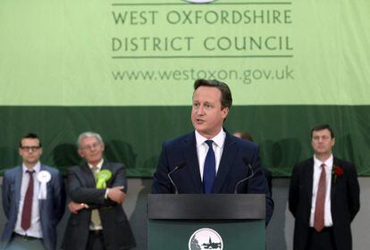 El primer ministro británico, David Cameron, ofrece un discurso en Witney, Oxfordshire, Reino Unido tras conocerse los primeros resultados de las elecciones que le otorgan una amplia mayoría. Cameron destacó que los "tories" han tenido una "noche buena y positiva" al renovar su escaño por la circunscripción inglesa de Witney. Cameron revalidó su puesto de diputado por ese territorio del condado de Oxford, tradicionalmente conservador, con 35.201 votos, muy por delante de su rival laborista, Duncan Enright, que obtuvo 10.046 votos.